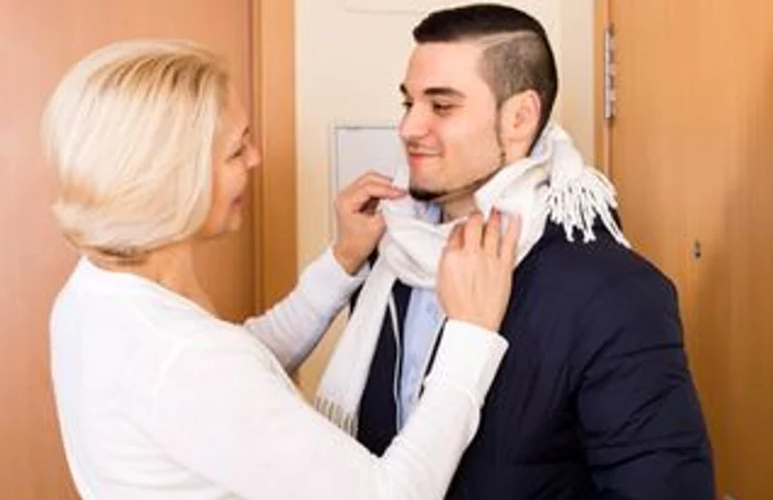 Adesea nurorile reproșează proapătului soț că stă prea mult în preajma părinților și că este prea dependent de ei și mai ales de ea, de mamafoto: shutterstock