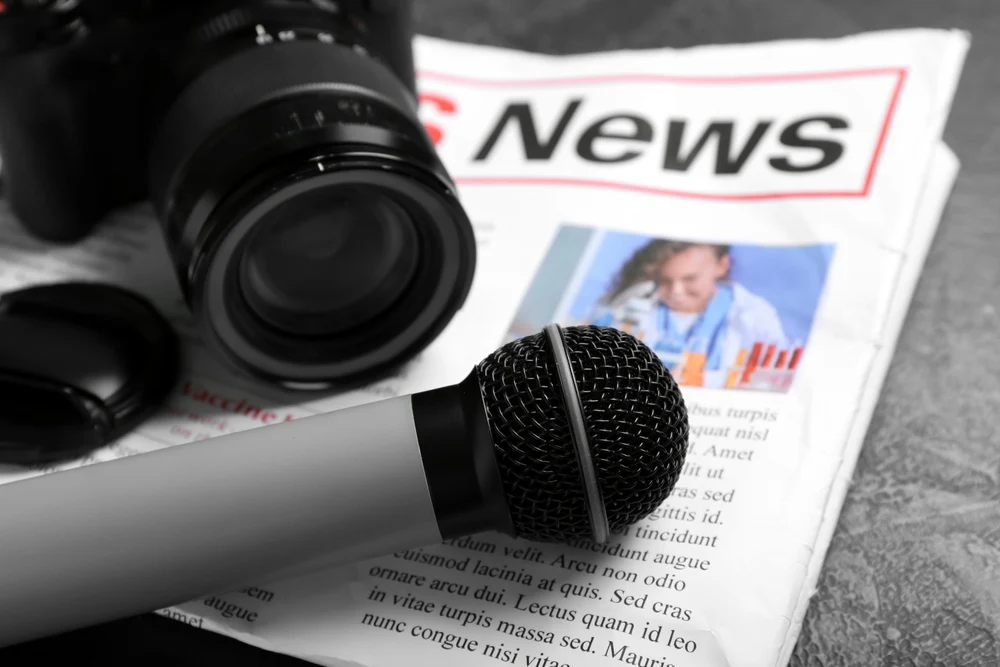 O generație pierdută de consumatori de știri? Un sondaj arată că adolescenții nu agreează mass-media de știri