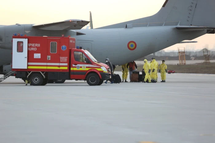 Suspecţii români de coronavirus au fost trasportaţi cu aeronave ale Forţelor Aeriene Române