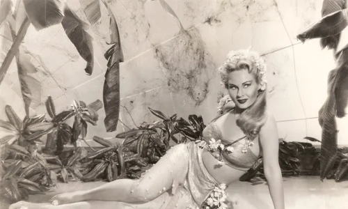 Mae West Feet 973333 jpeg