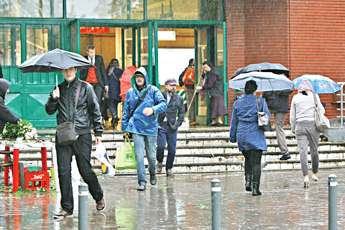 Din cauza ploii îngheţate, trotuarele s-au transformat în patinoare