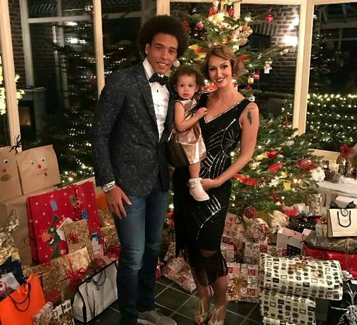 
    Axel Witsel, într-o fotografie de familie alături de românca Raffaella  