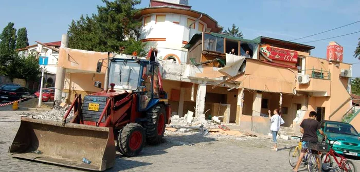 Ultimul scandal legat de construcţiile ilegale a fost cel de la demolarea pizzeriei "Da Isi"