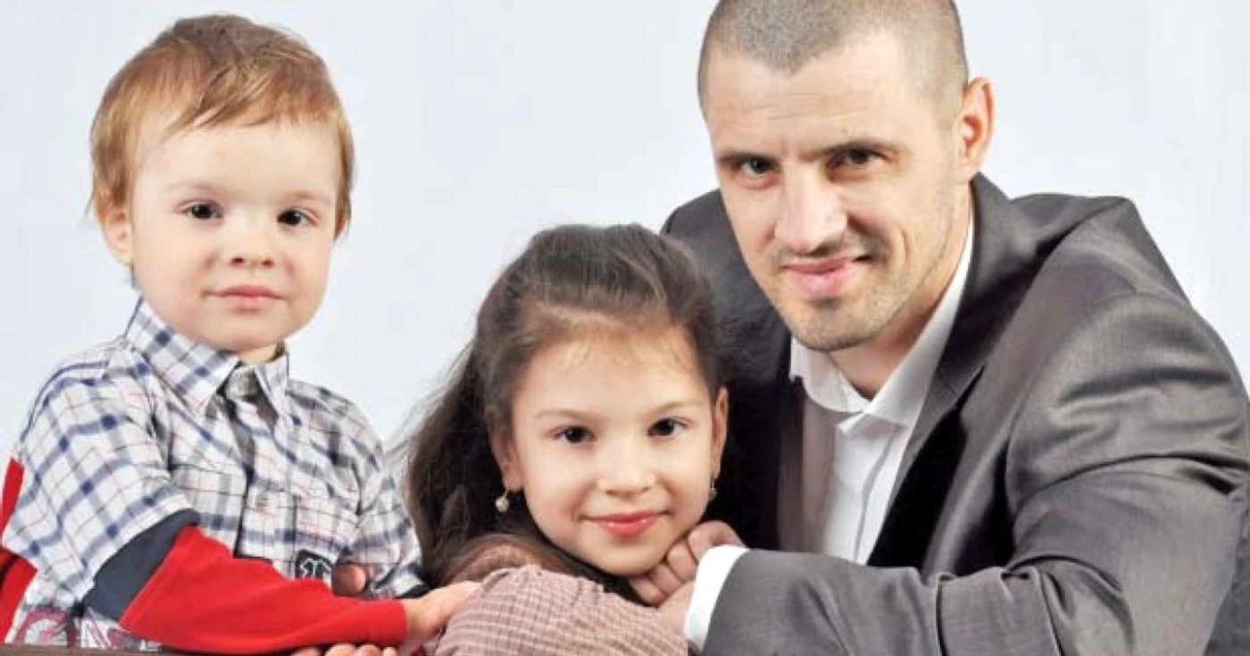 Cezar (2 ani), Cleopatra (9 ani) şi tatăl lor,  Pavel (41 de ani)