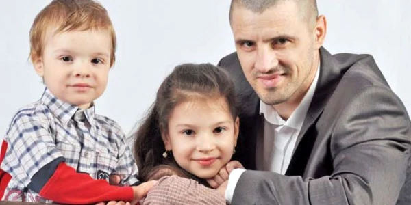 Cezar (2 ani), Cleopatra (9 ani) şi tatăl lor,  Pavel (41 de ani)