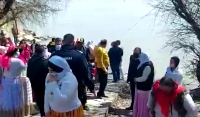 Pastorul, amendat de jandarmi pentru organizarea unui botez în Dunăre Foto: Captură Video