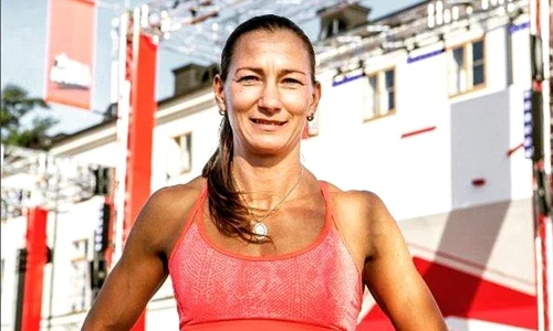 Mikaela se antrenează în fiecare zi și luptă cot la cot cu bărbații jpeg