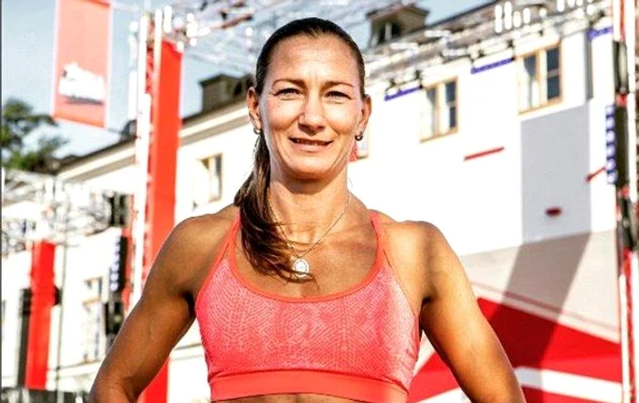 Mikaela se antrenează în fiecare zi și luptă cot la cot cu bărbații