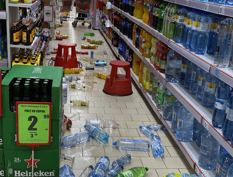 FOTO. Cutremurul din Gorj s-a resimţit şi în supermarket-uri. Marfa din magazine a căzut de pe rafturi
