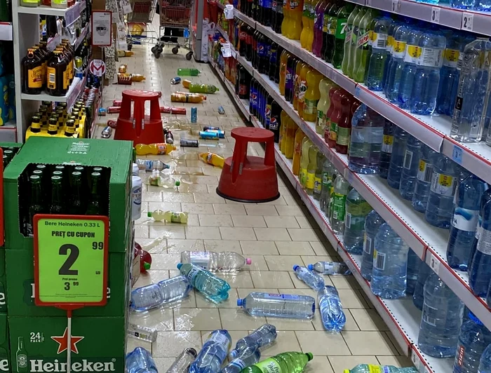 Marfă răsturnată de cutremur SURSĂ Pagina de Facebook Meteoplus
