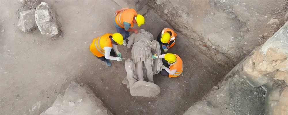 Capul statuii împăratului Hadrian a fost găsit separat de restul sculpturii