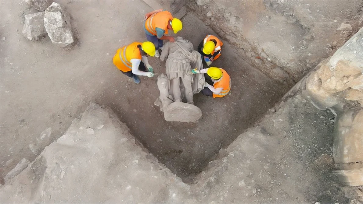 Capul statuii împăratului Hadrian a fost găsit separat de restul sculpturii