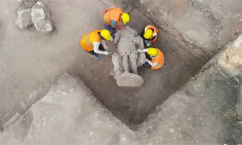 Capul statuii împăratului Hadrian a fost găsit separat de restul sculpturii