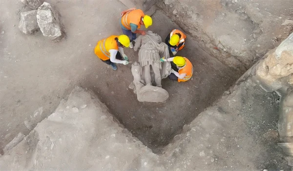 Capul statuii împăratului Hadrian a fost găsit separat de restul sculpturii