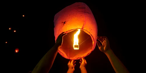 lampion flacara foto shutterstock