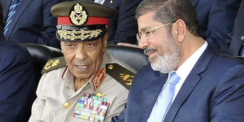 Generalul Hussein Tantawi şi preşedintele egiptean Mohamed Morsi