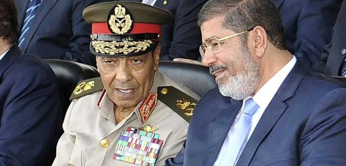 Generalul Hussein Tantawi (stânga) şi preşedintele egiptean Mohamed Morsi (dreapta) FOTO: Reuters