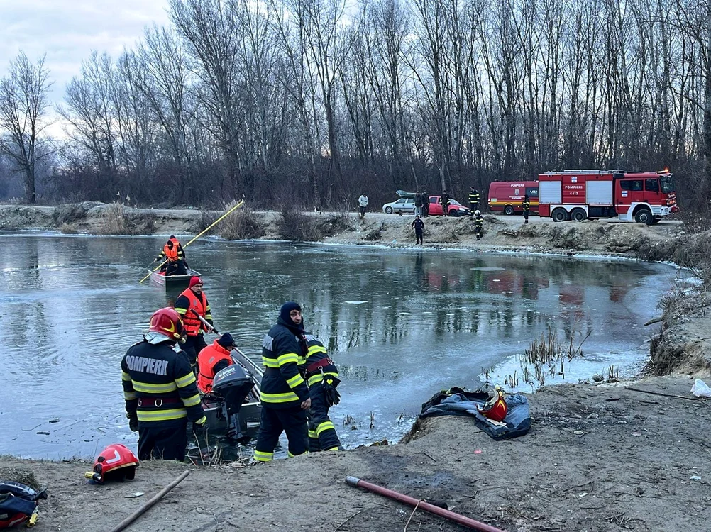Bărbatul de 28 ani a fost scos ultimul din râul Olt FOTo: ISU Olt