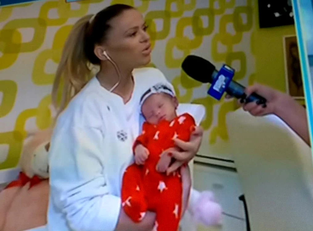 Anda Adam, împreună cu micuţa Evelin FOTO: Arhiva personală