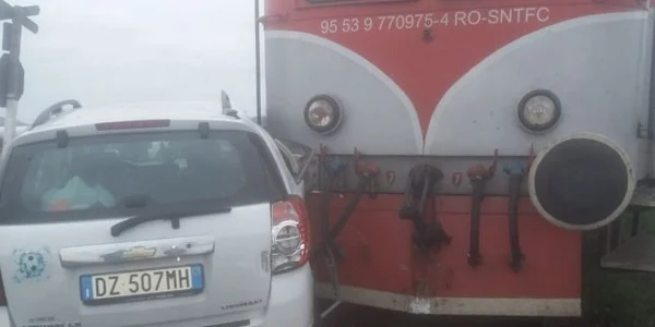 Accident feroviar în Vâlcea - un tren motor s-a ciocnit cu o maşină - şoferul a scăpat Foto Adevărul