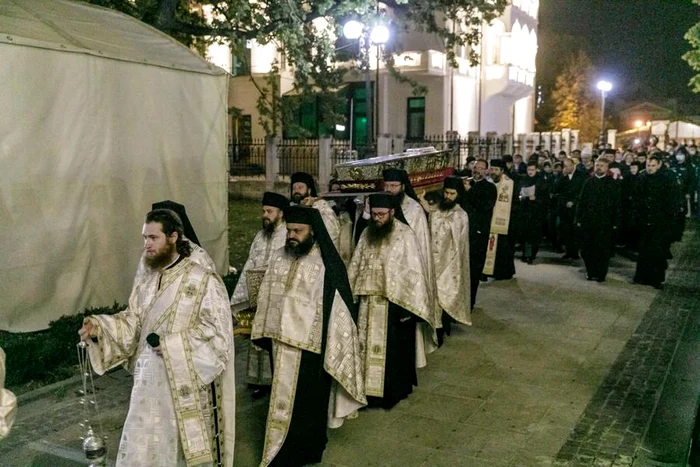 Racla cu moaștele Sfintei Parascheva a fost introdusă în Catedrala Mitropolitană din IașiFOTO: bzi.ro