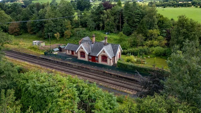 Gara a fost transformată în locuință / foto: rightmove.co.uk