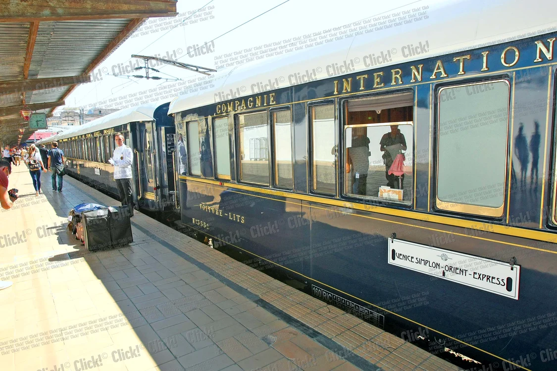 
    Orient Express a poposit ieri în  Gara de Nord. Zeci de curioşi şi-au  dat coate să se fotografieze cu  luxosul tren a cărui locomotivă era  decorată cu panglici tricolore (Foto: Marian Iliescu)  