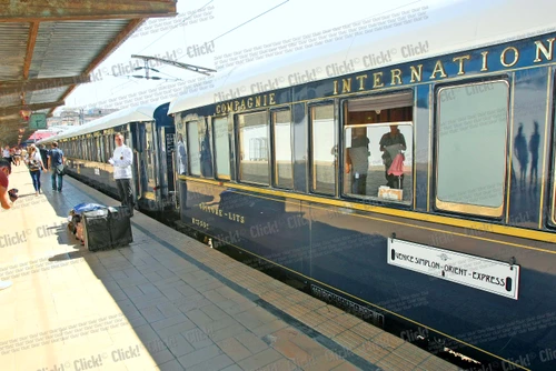 Orient Express a poposit ieri în Gara de Nord. Zeci de curioşi şi-au dat coate să se fotografieze cu luxosul tren a cărui locomotivă era decorată cu panglici tricolore (Foto: Marian Iliescu)