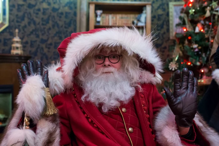 Moș Crăciun îi așteaptă pe copii în căsuța frumos amenajată la târgul din Piața Constituției
