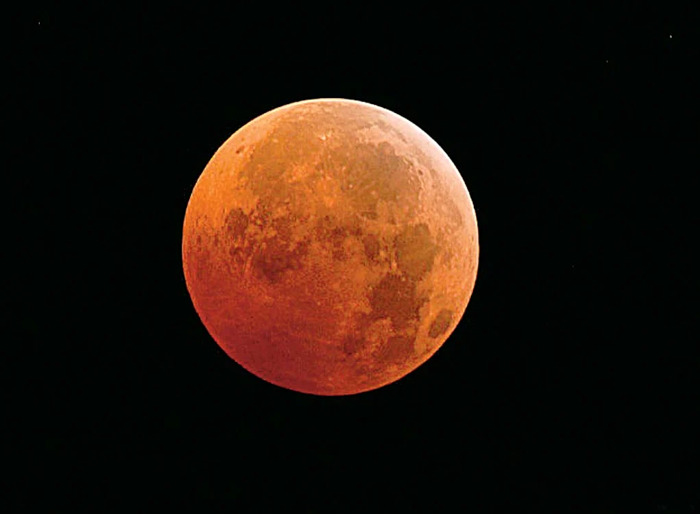 „Luna Însângerată”