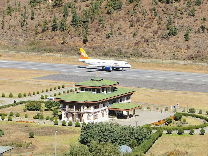 Aeroportul Internaţional Bhutan Paro are o singură pistă, de 2 km. SURSA FOTO: Wikipedia.org/X
