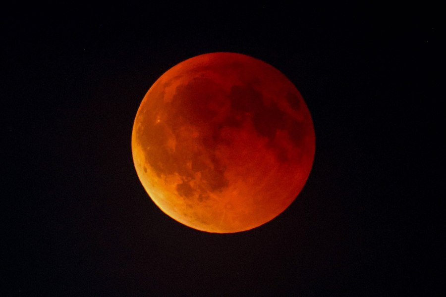 Spectacol pe cer: imagini cu Luna Sângerie din mai multe colțuri ale lumii. Cum a fost văzut fenomenul spectaculos din România