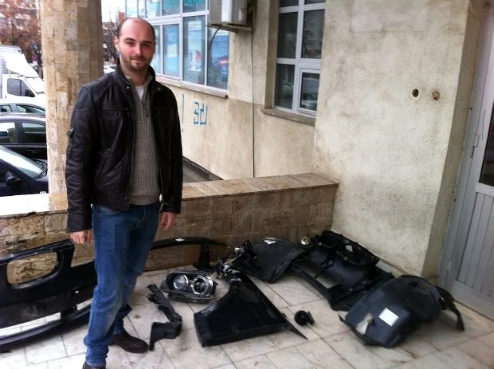 Tânărul a dus piesele pe care le-a schimbat la maşină în faţa firmei de asigurări