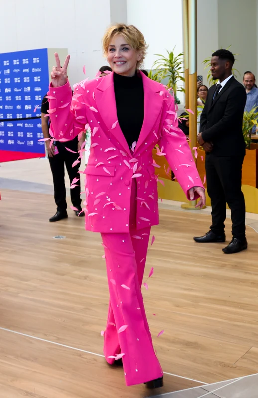 Sharon Stone în roz