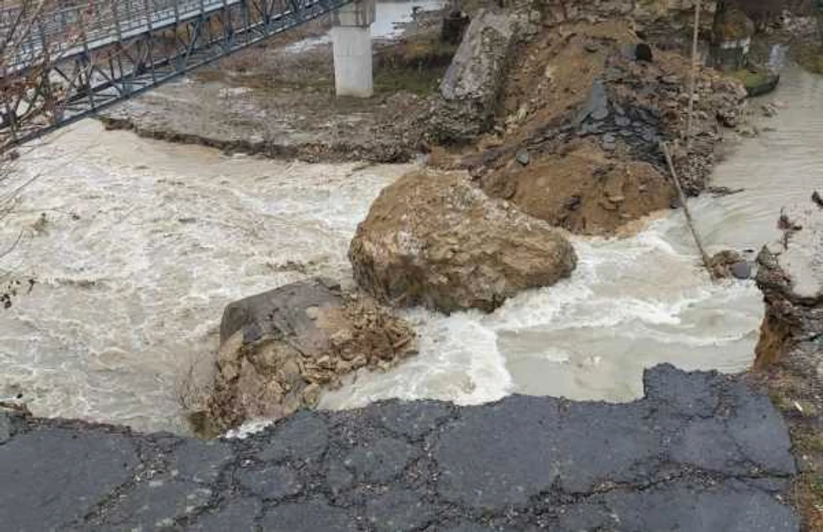 Podul de piatră, construit în perioada domniei lui Al.I Cuza, s-a dărâmat FOTO Facebook/Banesti.Prahova