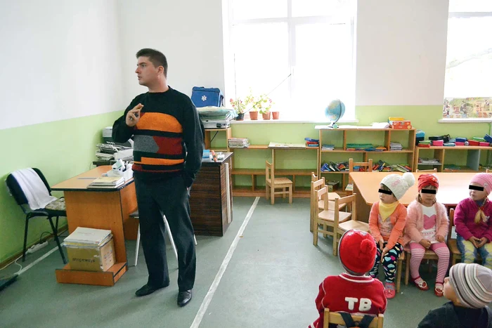 Măsuţele copiilor, în imediata vecinătate a cabinetului medical. Directorul Dragoş Danalache a fost amendat cu 3.000 de leiFoto: stiri.botosani.ro