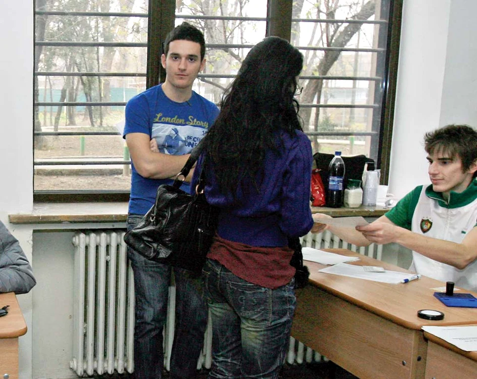 
    Duminică, 10 iunie Românii vor veni să voteze pentru alegerile locale, majoritatea secţiilor fiind organizate  în şcoli şi licee. Votarea se încheie la ora 21.00  