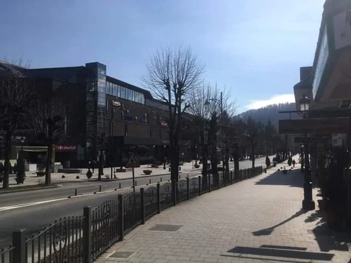 
    În stațiunea Sinaia nu mai vezi țipenie de om pe stradăFotografii: Cristi Dumitru  