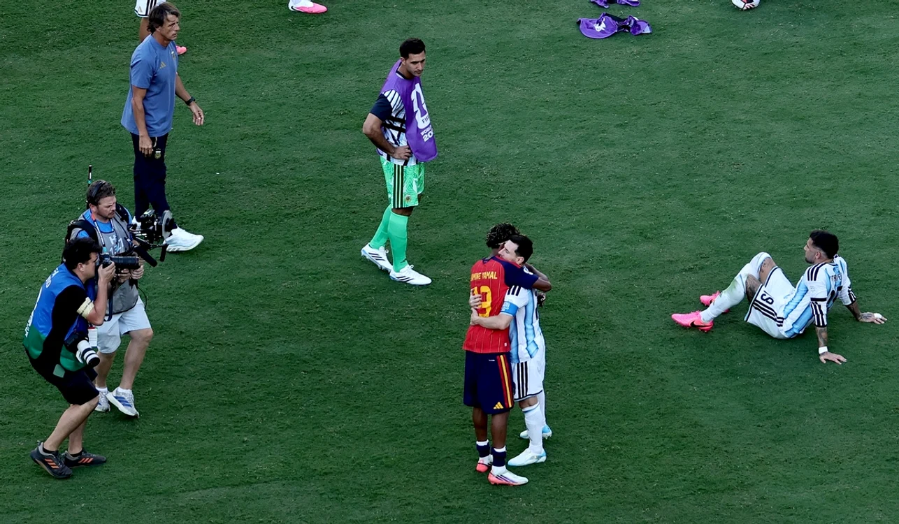 Yamal (stânga) preia ștafeta de la Messi, unul dintre cei mai buni din istorie (FOTO: EPA)