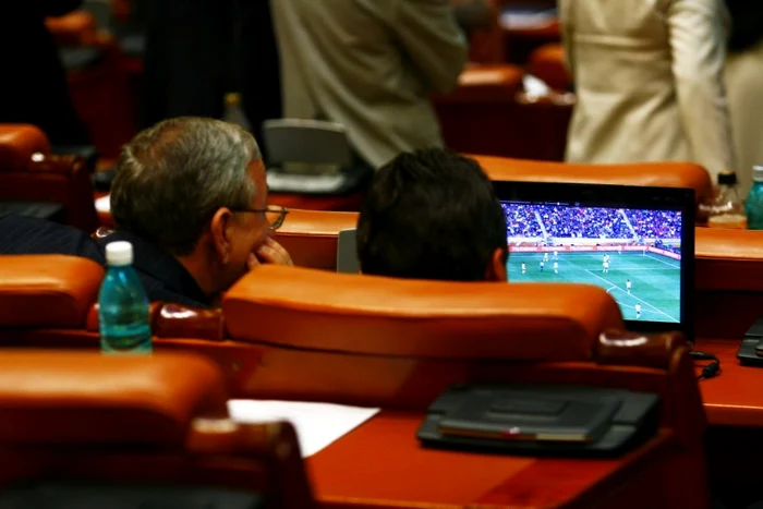 
    Doi deputați au fost surprinși când vizionau în banca Parlamentului un meci de fotbal (foto: adevarul.ro)  