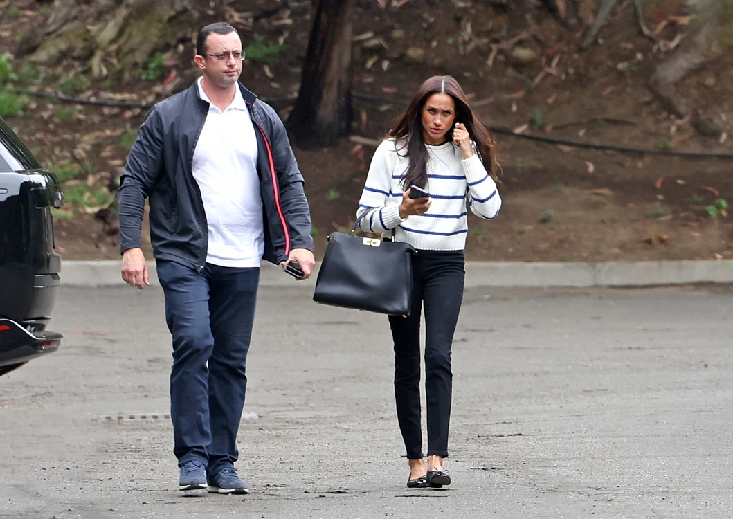 Meghan Markle, tristă pe stradă, după anunțul întreruperii contractului cu Spotify, Foto Profimedia