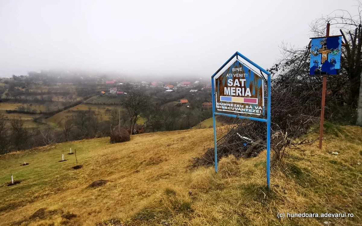 Satul Meria, învăluit în ceață. Foto: Daniel Guță