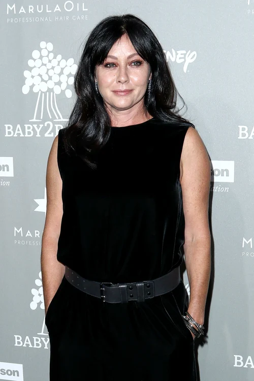 Shannen Doherty, îmbrăcată într-o salopetă neagră