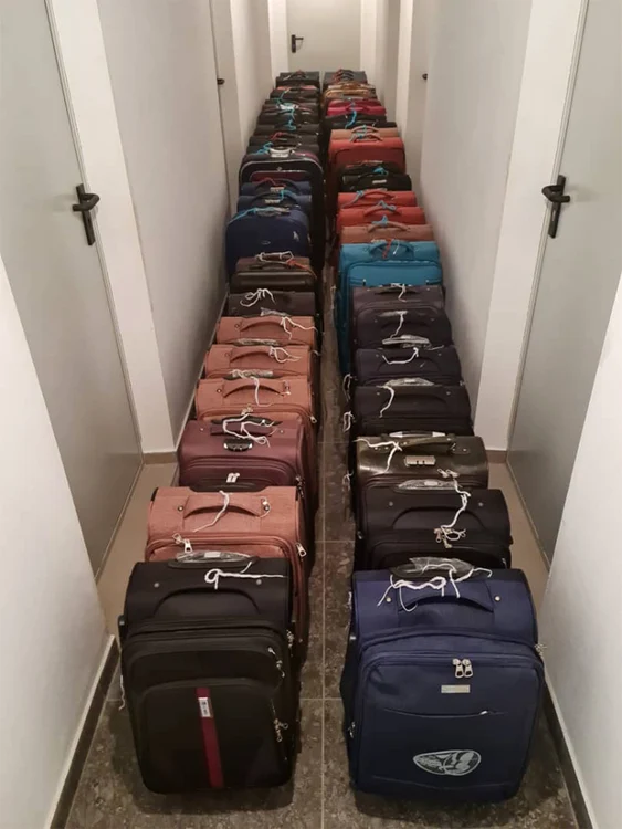 Când vine în România, strânge geamantane întregi cu lucruri pentru copiii africani