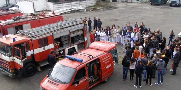 Pompierii şi-au prezentat tehnica