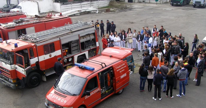 Pompierii şi-au prezentat tehnica