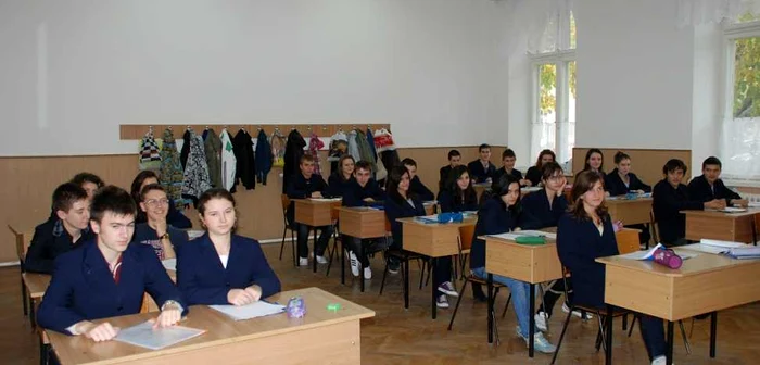 Elevii de clasa a VIII-a s-au descurcat mai bine la română decât la matematică