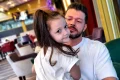 victor slav si fiica sa sofia la restaurant webp