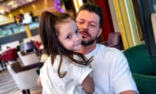 victor slav si fiica sa sofia la restaurant webp