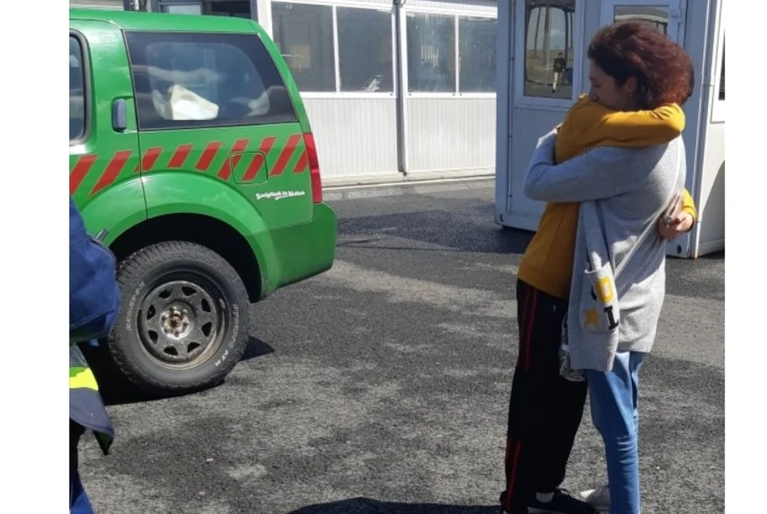 Puştiul pierdut a fost dus de poliţiştii maghiar la graniţa cu România, unde şi-a reîntâlnit mama. FOTO Facebook / Magyar Rendőrség